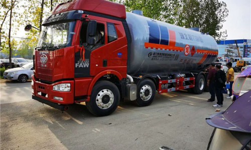 解放J6前四後八液化氣槽車 